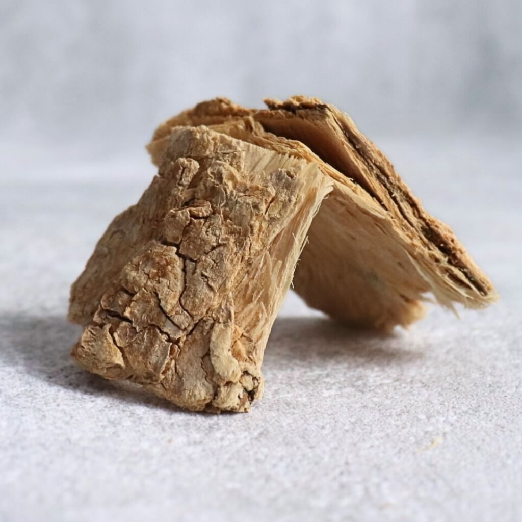 Přírodní dekorační kůra – bělená, sekaná 4–7 cm